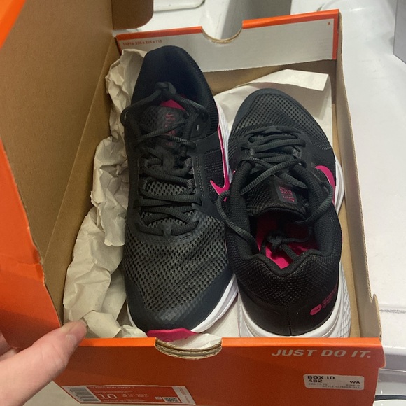 NEW in Box Nike Run Swift 2 Size 10 Black & Pink - Picture 3 of 3